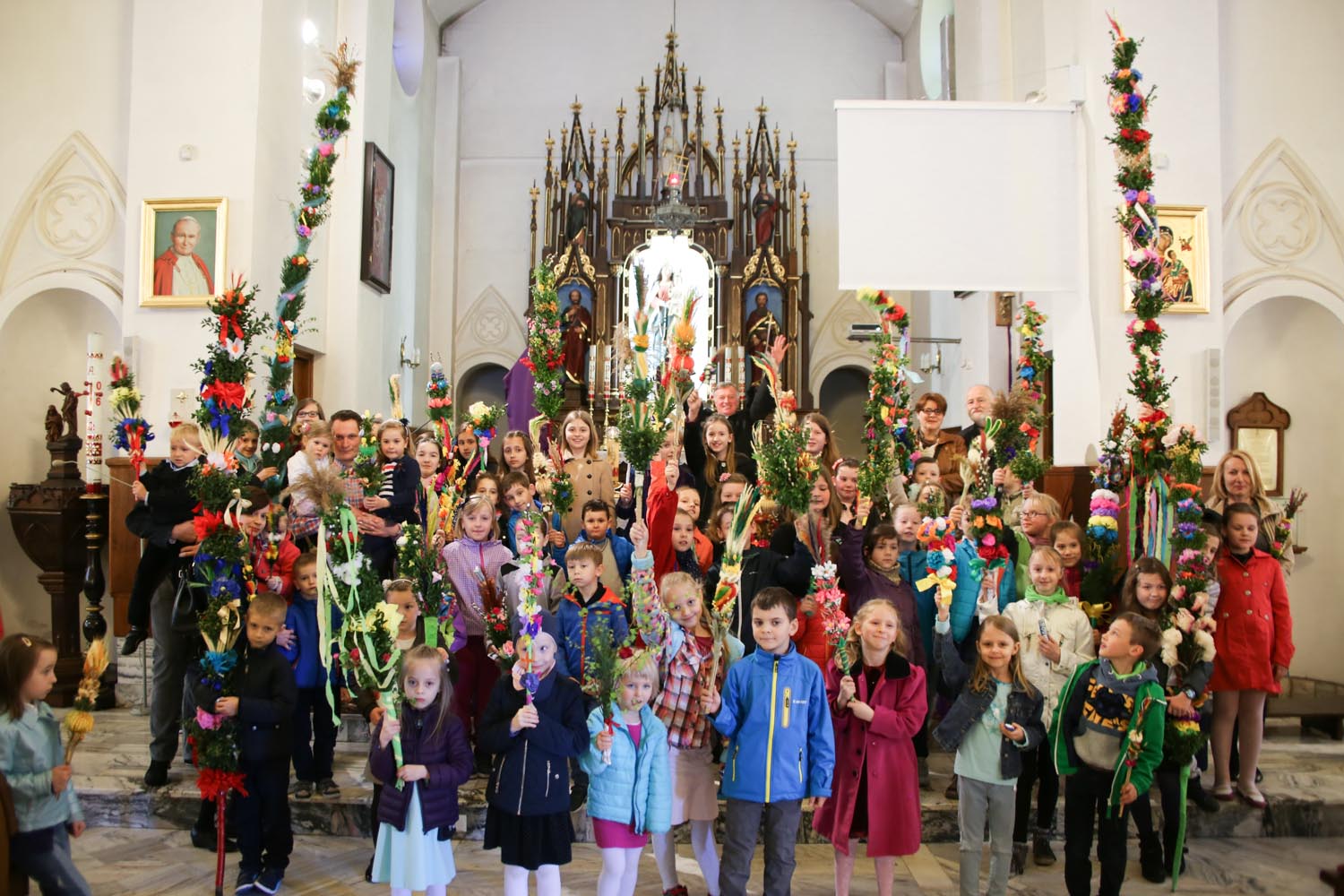 zdjęcie grupowe z konkursu palm w parafii Skotniki 2017